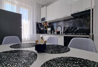 Apartament central pe pietonala nr2 has Balcony rooms