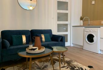 Le St Cyprien Charmant T2 has Balcony rooms