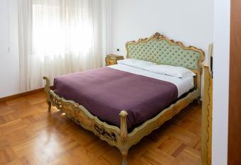 Di Ale Elegant House has Balcony rooms