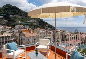 Elite Luxury Suites has Balcony rooms