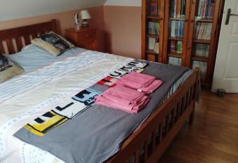 Chambre dans maison avec salle de bain collective has Balcony rooms