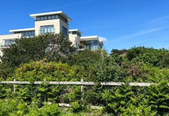 Seaside lovely Apartment has Balcony rooms