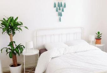 Cozy appartement near Paris Metro 8 RER D allows 18 year olds to book a room