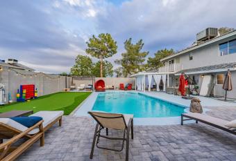 Family Fun House with Heated Pool & Hot Tub & Pool Table in Chandler has rooms with a private hot tub