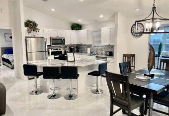 LAVISH Private House with King Bed Suites, Remodeled allows 18 year olds to book a room