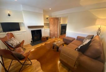 A charming and stylish country cottage. has Balcony rooms