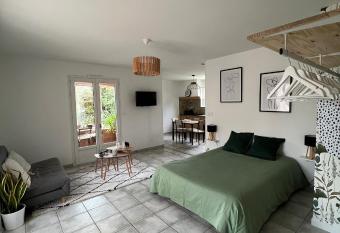 Grand studio avec v  randa et parking has Balcony rooms