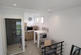 Appartement cosy, tout confort has Balcony rooms