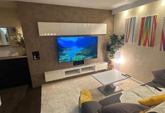 Appartement trois-pi  ces centre Plaisir has Balcony rooms