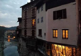 Maison suspendue avec jacuzzi privatif allows 18 year olds to book a room