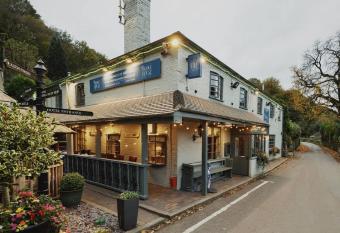 The Bridge House Restaurant and Hotel has Balcony rooms