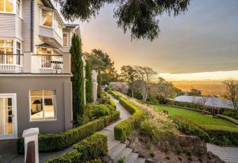 Hackthorne Gardens Luxury Accommodation allows 18 year olds to book a room