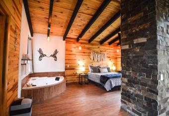 Caba  a Mirtus has rooms with a private hot tub