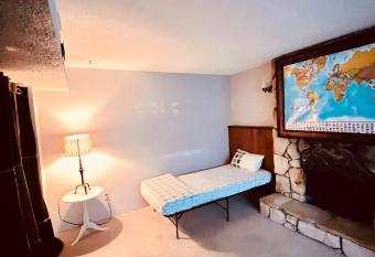 Cozy shared bagpackers in allows 18 year olds to book a room