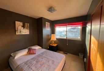 Private Cozy Queen Room in North Delta has Balcony rooms