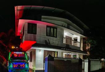 GURUVAYUR KRISHNA HOME STAY has Balcony rooms