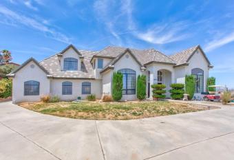 LUXURIOUS VILLA FOR BEST VACATIONS AND MEMORIES has rooms with a private hot tub