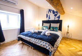 Suite Saphir - Jacuzzi & Sauna allows 18 year olds to book a room