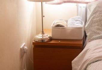 Spacious & bright 4-bedroom town-house with garden allows 18 year olds to book a room