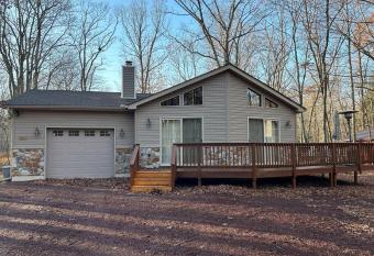 Albrightsville Cabin has Balcony rooms