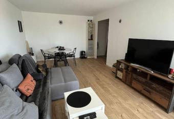 Cosy appartement - Evry has Balcony rooms