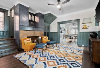 Luxury Living: Grand 7BR/5BA near Everything allows 18 year olds to book a room