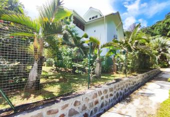 R  ve Tropical Chambres D h  tes has rooms with a private hot tub