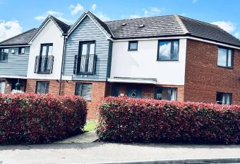 Remarkable 3-Bed House in Bedford has Balcony rooms