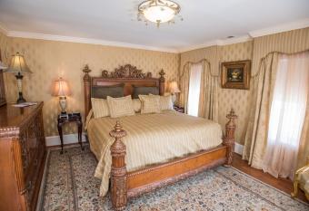1840s Carrollton Inn has rooms with a private hot tub