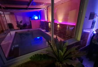 Casa Tesla Pileta Climatizada Sauna a 20 minutos del Filo Serrano y del Aeropuerto has rooms with a private hot tub