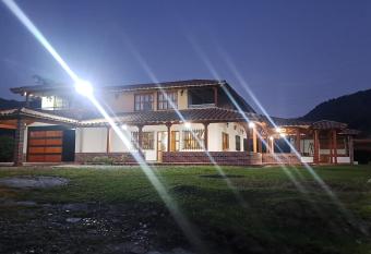 Villa El Shaddai has rooms with a private hot tub