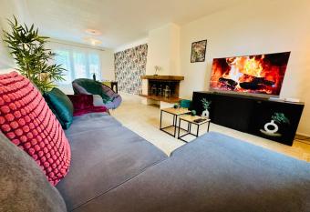 Maison Le M - Disneyland JO Paris 2024 Parking allows 18 year olds to book a room