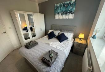 3 Bed Home in Stafford for Long Stays with Parking has Balcony rooms