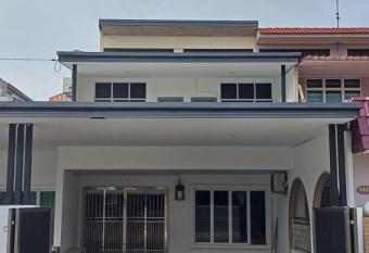 Homely Homestay Malacca has Balcony rooms