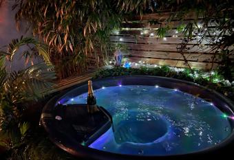 Casa Jungle has rooms with a private hot tub