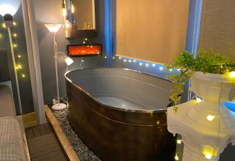 EL MEIR PRIME CABIN w/ Bathtub near EK has Balcony rooms