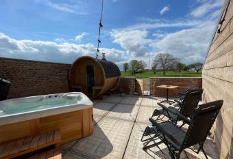 Boven de paarden @ de Hoeveschuur has Balcony rooms