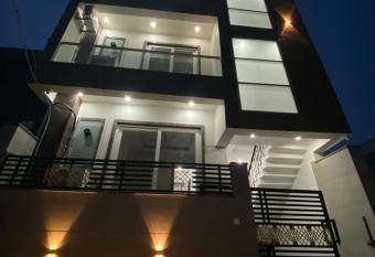 Royal Park Inn has Balcony rooms