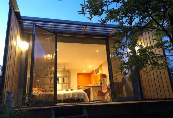 La cabane du bonheur allows 18 year olds to book a room