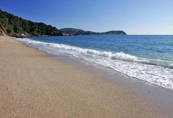 A deux pas de la plage de sable has Balcony rooms