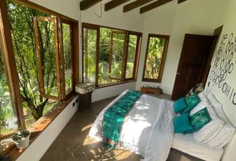 Casa de lujo en rancho la soledad a 5 minutos del parque del cafe, experiencia gastron  mica con el Chef Juli  n Hoyos Vallejo has rooms with a private hot tub