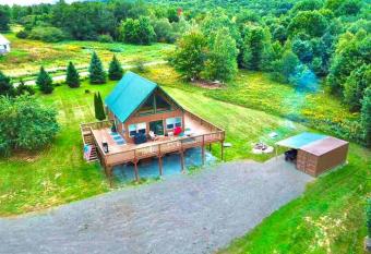Journeys End Chalet - Minutes to Jay Peak! has Balcony rooms