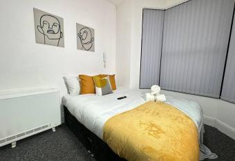 Chic Studio Retreat in Kidderminster allows 18 year olds to book a room