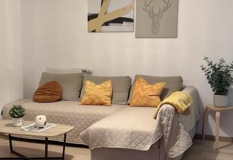 Appart Charme Contemporain et Balcon Verdoyant    Bois-Colombes has Balcony rooms