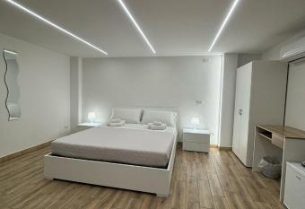 Carmen   s house has rooms with a private hot tub