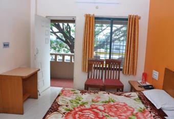 Vinayaka Deluxe Lodge has Balcony rooms