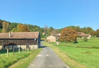 Chez Nath has Balcony rooms