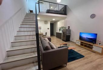 Emporis Duplex Cozy SoHo WiFi Easy Check-in has Balcony rooms