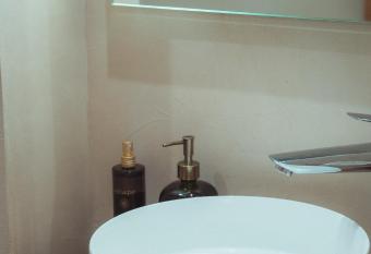 Maison Balas has rooms with a private hot tub