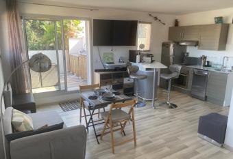 Rooftop, Studio, terrasse, clim, piscine, plage has Balcony rooms